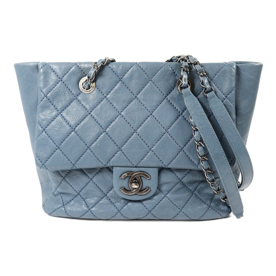 CHANEL Shoulder Bag in Blue Calfskin with CC Chain SHW: CHANEL Shoulder Bag in Blue Calfskin with CC Chain SHW CHANEL shoulder bag in blue calfskin leather with the signature CC chain design. Made for women, this regular-size bag shows reasonable wear and 