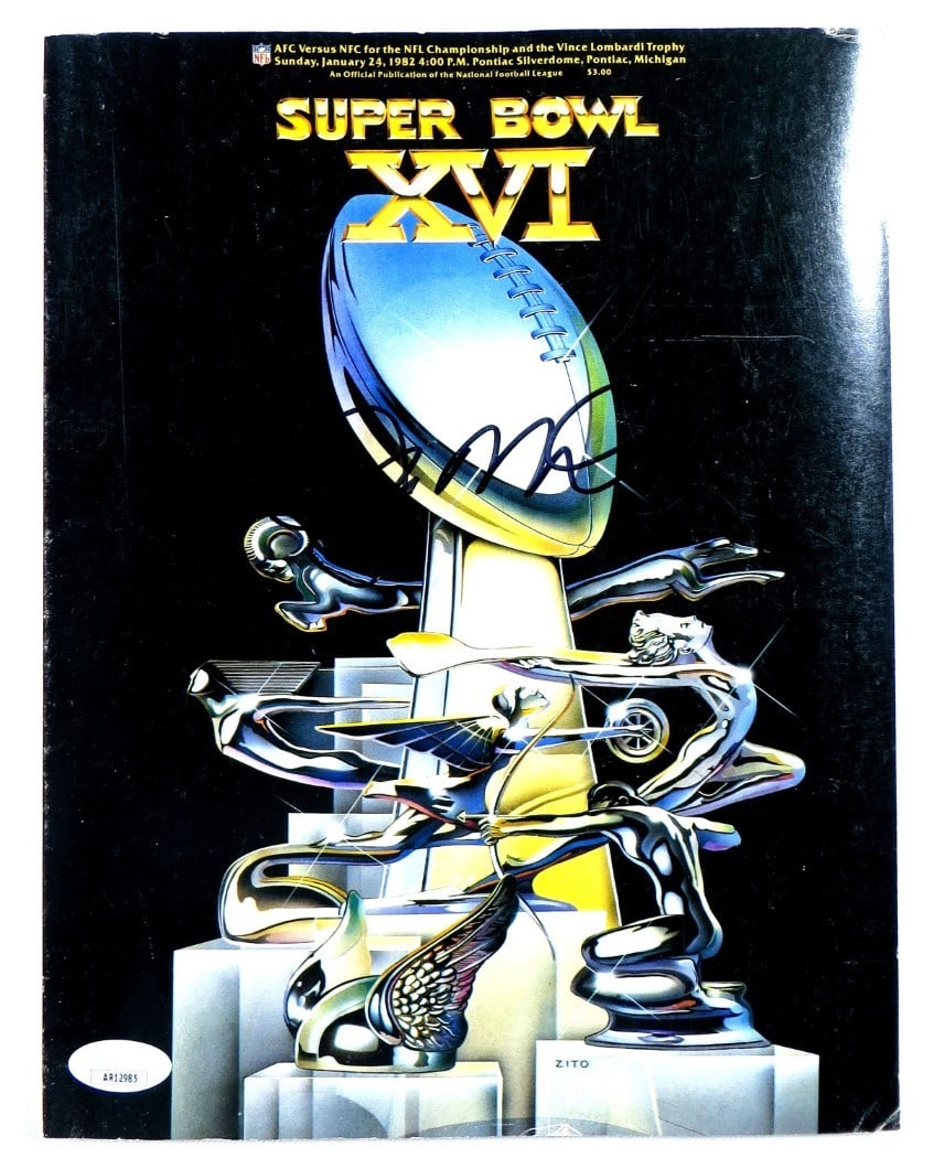 Autographed Program Magazine Joe Montana San Francisco 49ers JSA: Autographed Program Magazine Joe Montana San Francisco 49ers JSA Original Joe Montana autographed program magazine featuring the San Francisco 49ers. The item is authenticated by James Spence (JSA) an