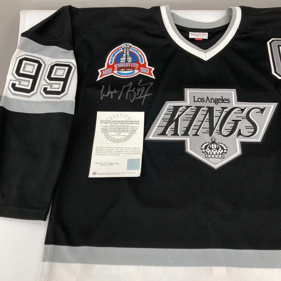 Wayne Gretzky Signed 1993 Stanley Cup Kings Jersey UDA COA: Wayne Gretzky Signed 1993 Stanley Cup Kings Jersey UDA COA Celebrate the legacy of hockey with this authentic 1993 Stanley Cup Los Angeles Kings jersey, personally signed by NHL Hall of Famer Wayne Gr