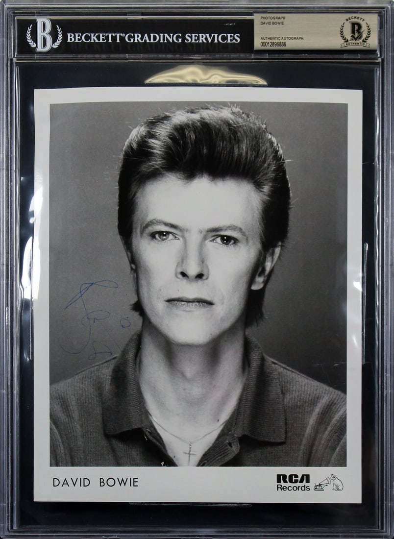 David Bowie Signed 8x10 Black & White Photo Beckett Authenticated Reproduction: David Bowie Signed 8x10 Black & White Photo Beckett Authenticated Reproduction This stunning 8x10 black and white promotional photo, personally signed by the legendary David Bowie, is a must-have for 