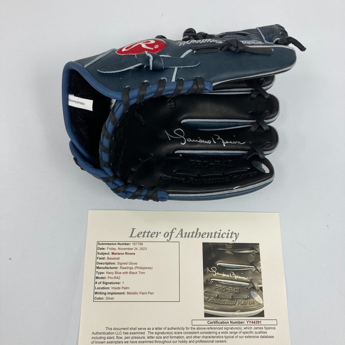 Mariano Rivera Signed Nike Baseball Glove with JSA COA: Mariano Rivera Signed Nike Baseball Glove with JSA COA Own a piece of baseball history with this authentic Nike game model glove signed by the legendary Mariano Rivera. This black leather glove featur
