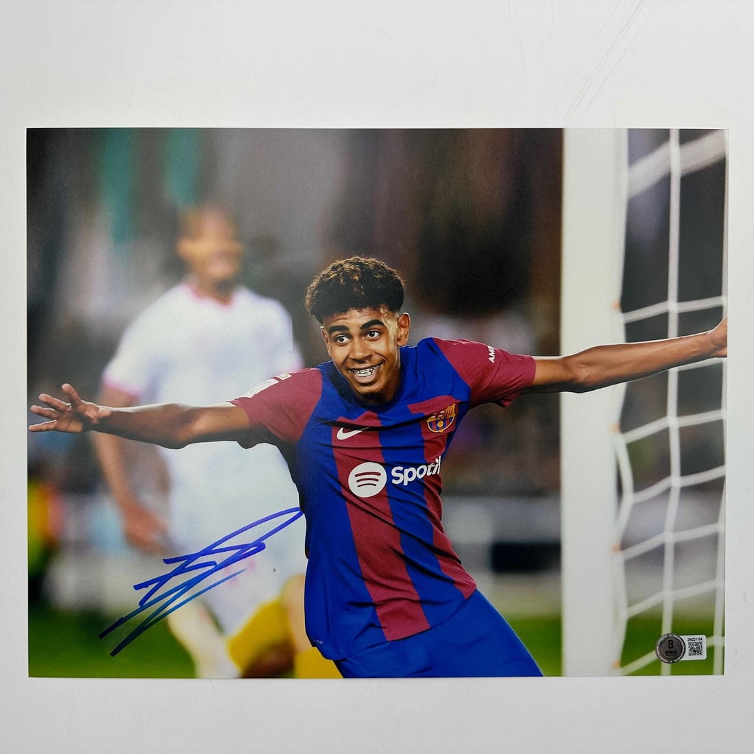 Lamine Yamal Autographed FC Barcelona 11x14 Photo Beckett COA: Lamine Yamal Autographed FC Barcelona 11x14 Photo Beckett COA This is an authentic autographed 11x14 soccer photo of Lamine Yamal, a talented player from FC Barcelona. The item comes with a Certificat