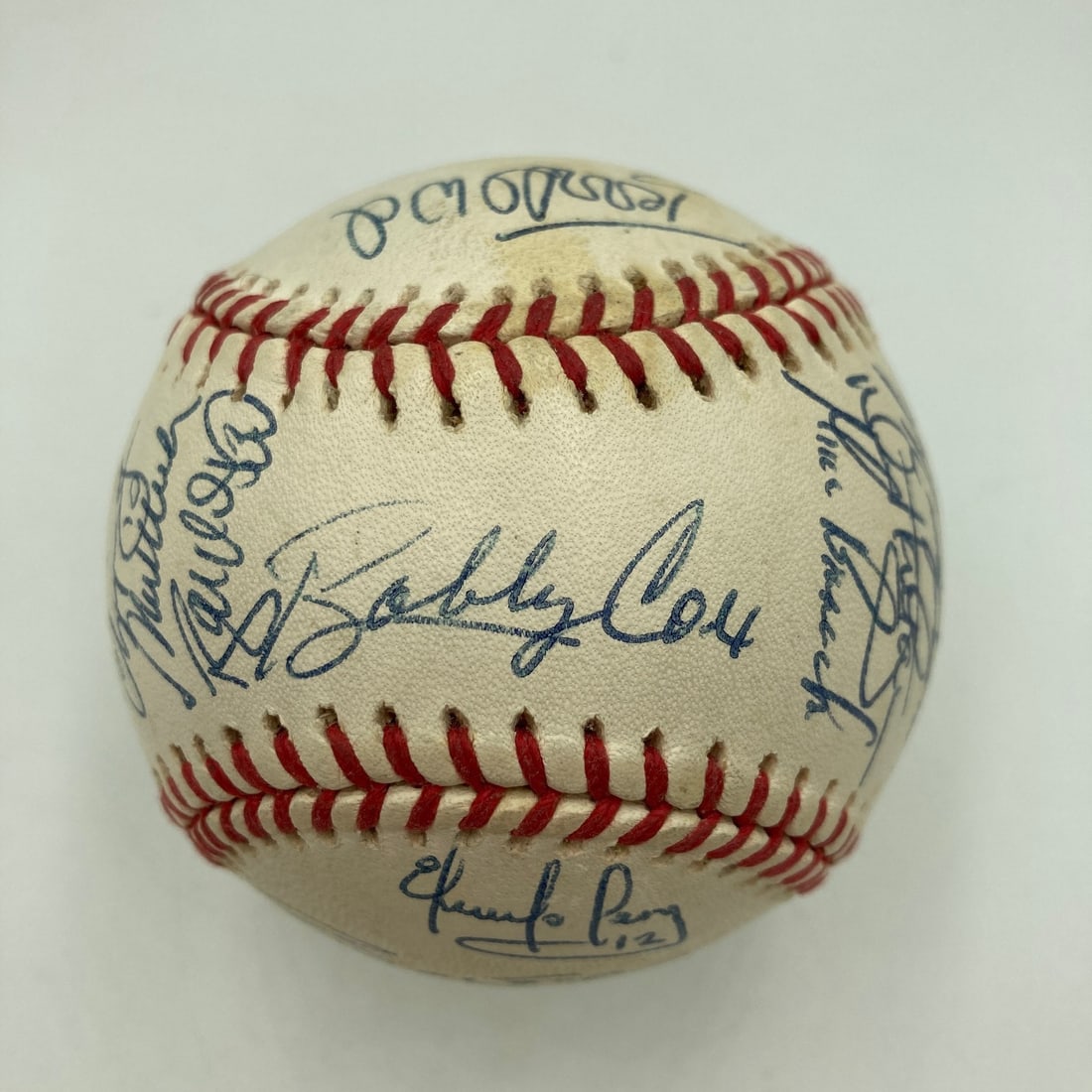 Atlanta Braves 1995 World Series team signed National League baseball JSA: Atlanta Braves 1995 World Series team signed National League baseball JSA This is an original National League baseball signed by 22 members of the 1995 Atlanta Braves World Series Championship team. T