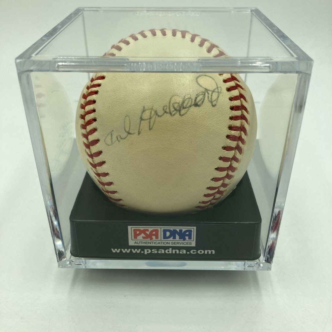 Cal Hubbard Signed American League Baseball PSA DNA COA HOF Rare: Cal Hubbard Signed American League Baseball PSA DNA COA HOF Rare This is a beautifully presented Cal Hubbard single signed American League baseball, authenticated by PSA DNA with a Certificate of Auth