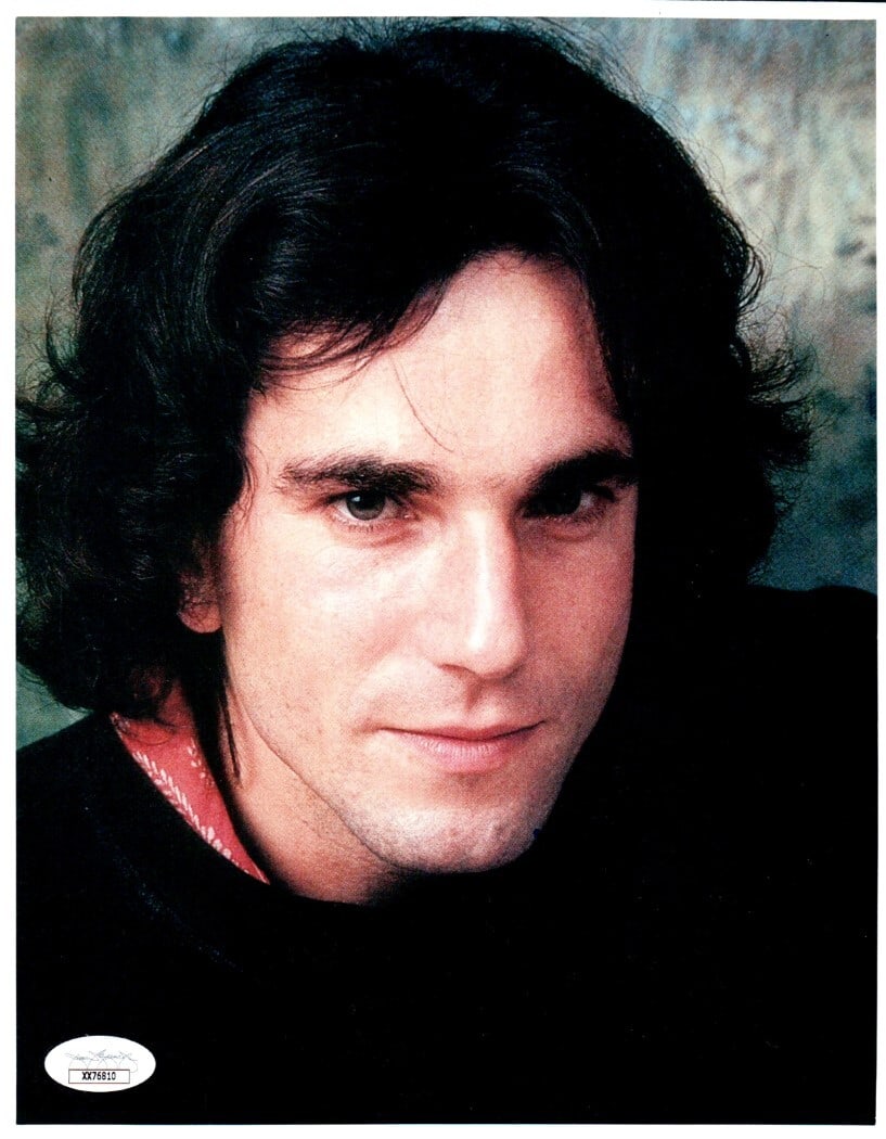 Daniel Day-Lewis Autographed 8X10 Close-Up Photo JSA Authenticated Rare Signature: Daniel Day-Lewis Autographed 8X10 Close-Up Photo JSA Authenticated Rare Signature This autographed 8x10 photograph features a close-up headshot of the acclaimed actor Daniel Day-Lewis. The signature h