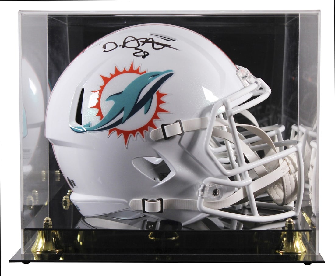 De'Von Achane Signed Miami Dolphins Full Size Helmet with Beckett Authentication: De'Von Achane Signed Miami Dolphins Full Size Helmet with Beckett Authentication This autographed Riddell Full Size Speed Replica Helmet has been personally signed by De'Von Achane, running back for t