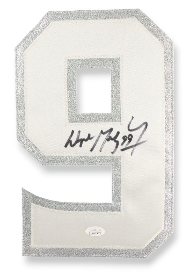 Wayne Gretzky Signed #9 Kings Patch JSA Authenticated: Wayne Gretzky Signed #9 Kings Patch JSA Authenticated This is a pre-owned Wayne Gretzky autographed jersey number patch, featuring his signature on a single Los Angeles Kings #9 jersey number patch. T