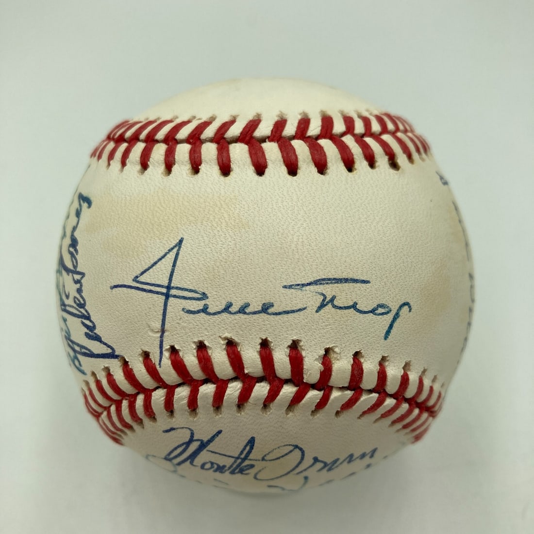 Willie Mays 1954 Giants Team Signed Baseball with BAS Certification: Willie Mays 1954 Giants Team Signed Baseball with BAS Certification This item features an Official National League A. Bartlett Giamatti baseball, beautifully signed in blue ink by 15 legendary members