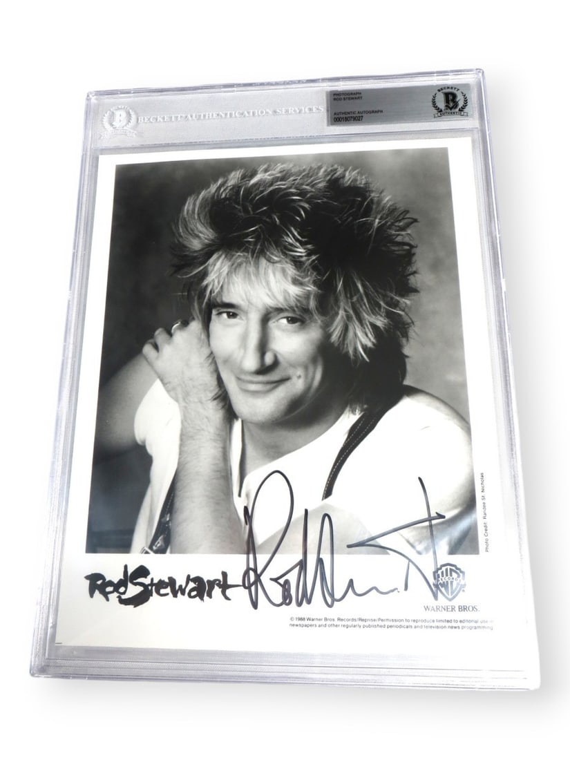 Rod Stewart Dual Autographed 8x10 Vintage B/W Photo Beckett Authenticated: Rod Stewart Dual Autographed 8x10 Vintage B/W Photo Beckett Authenticated This is a vintage black and white 8X10 photograph of Rod Stewart, featuring dual autographs. The photo has been encapsulated a