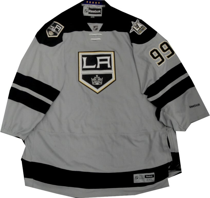 Wayne Gretzky Los Angeles Kings Jersey Used on Statue: Wayne Gretzky Los Angeles Kings Jersey Used on Statue This is a pre-owned Wayne Gretzky Los Angeles Kings HUGE jersey, originally displayed on the Gretzky Statue outside Staples Center. The jersey was