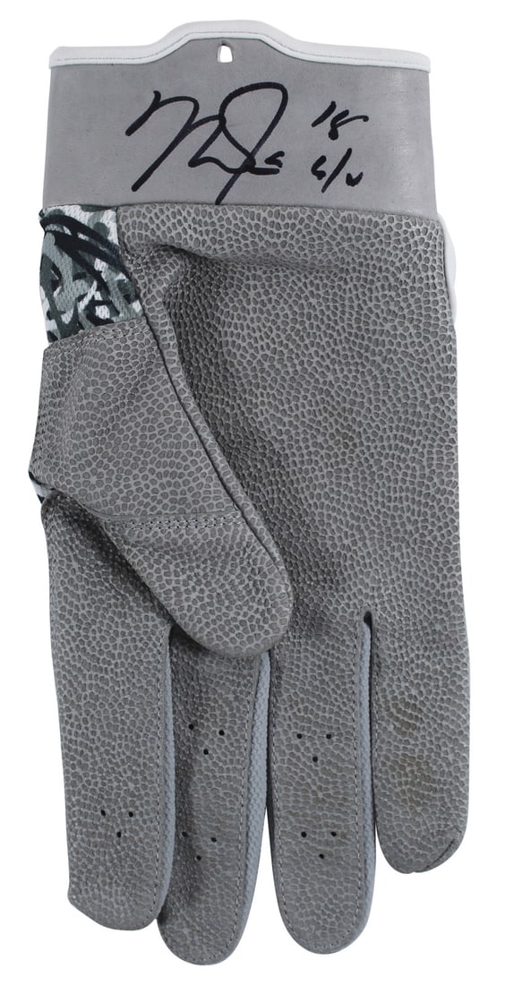 Mike Trout signed 2018 game used Nike batting glove BAS (1 of 7)