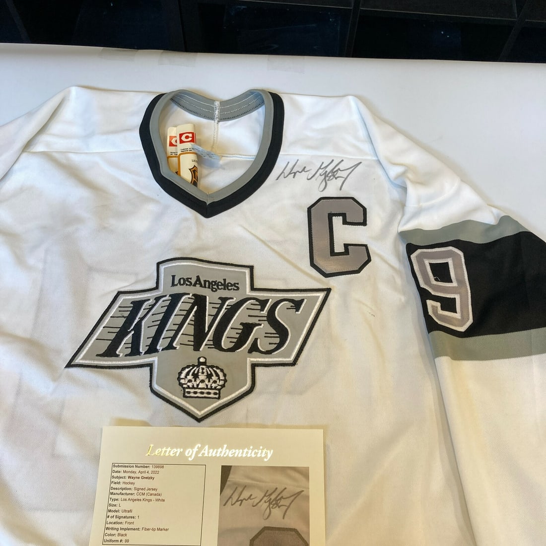 Wayne Gretzky Signed Los Angeles Kings Jersey with JSA COA: Wayne Gretzky Signed Los Angeles Kings Jersey with JSA COA Celebrate the legacy of hockey with this authentic game model jersey signed by Wayne Gretzky, one of the greatest players in NHL history. Thi