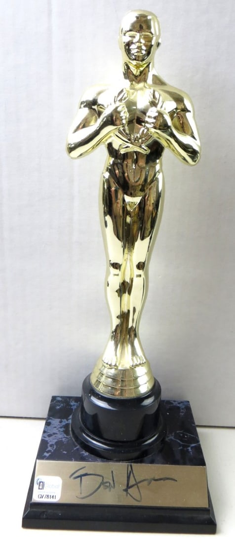 Ben Affleck Autographed Original Award Statue Beckett Authentication: Ben Affleck Autographed Original Award Statue Beckett Authentication Autographed award statue signed by Ben Affleck. The piece is described as original and comes authenticated by Beckett Authenticatio