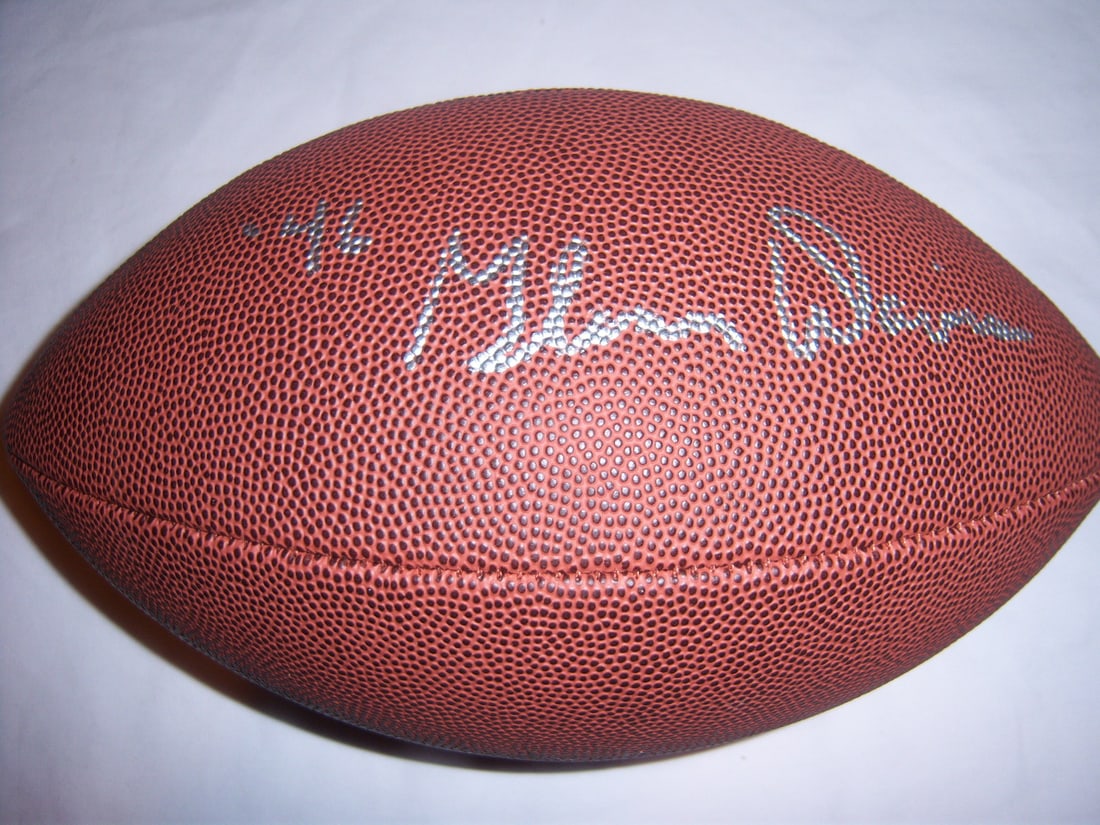 Signed Football Featuring Glenn Davis Army Heisman 1946 With COA: Signed Football Featuring Glenn Davis Army Heisman 1946 With COA This is an original football signed by Glenn Davis, who won the Heisman Trophy in 1946 while playing for the Army Black Knights. The it
