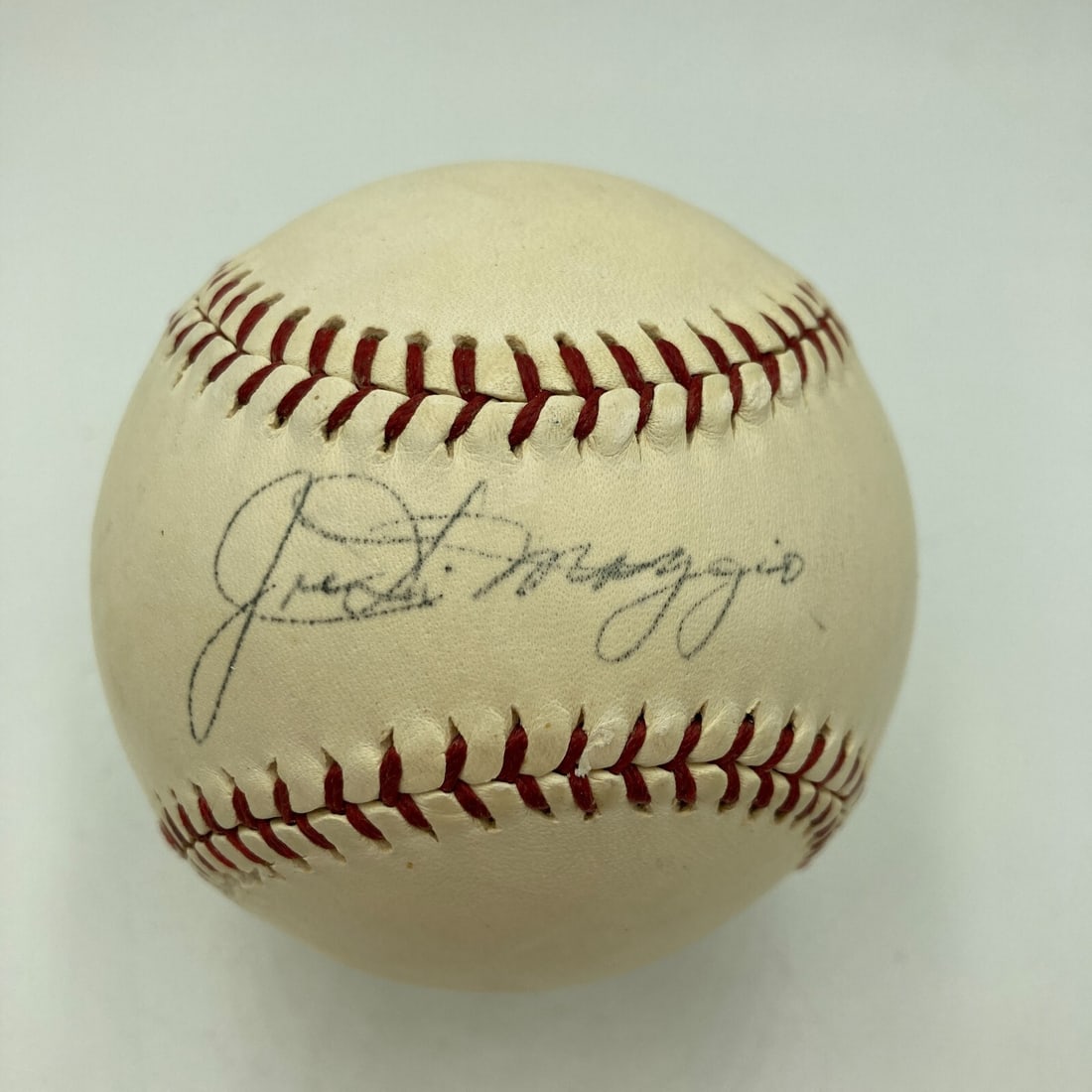 1940s Joe DiMaggio Signed Baseball JSA Authenticated Yankees: 1940s Joe DiMaggio Signed Baseball JSA Authenticated Yankees This rare 1940s Joe DiMaggio Playing Days Signed Baseball is a must-have for any baseball memorabilia collector. Featuring the legendary Ne