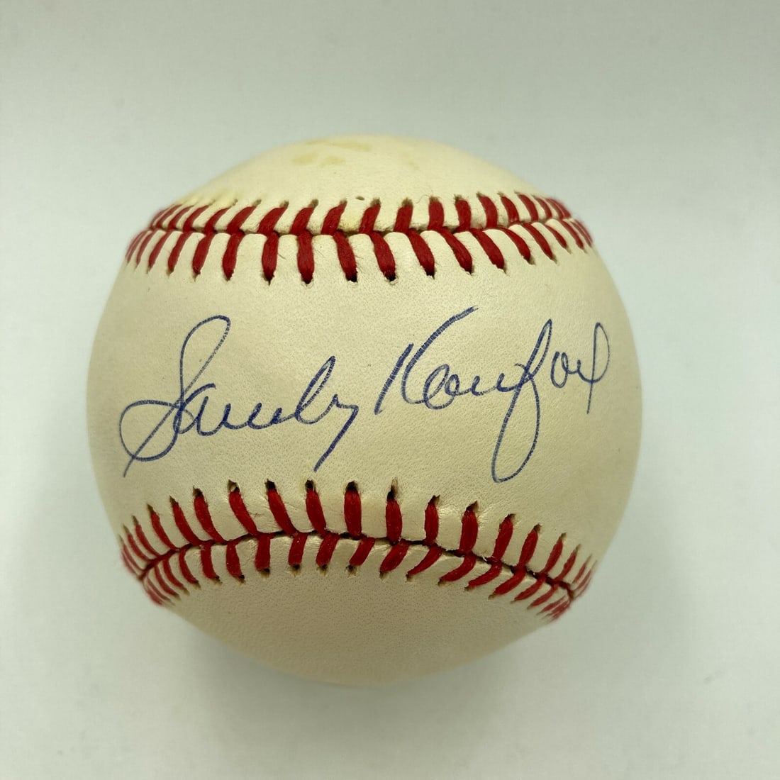 Sandy Koufax Autographed MLB Baseball with Beckett COA: Sandy Koufax Autographed MLB Baseball with Beckett COA This is a vintage National League Feeney baseball signed by the legendary Sandy Koufax, a Hall of Famer known for his remarkable career with the 