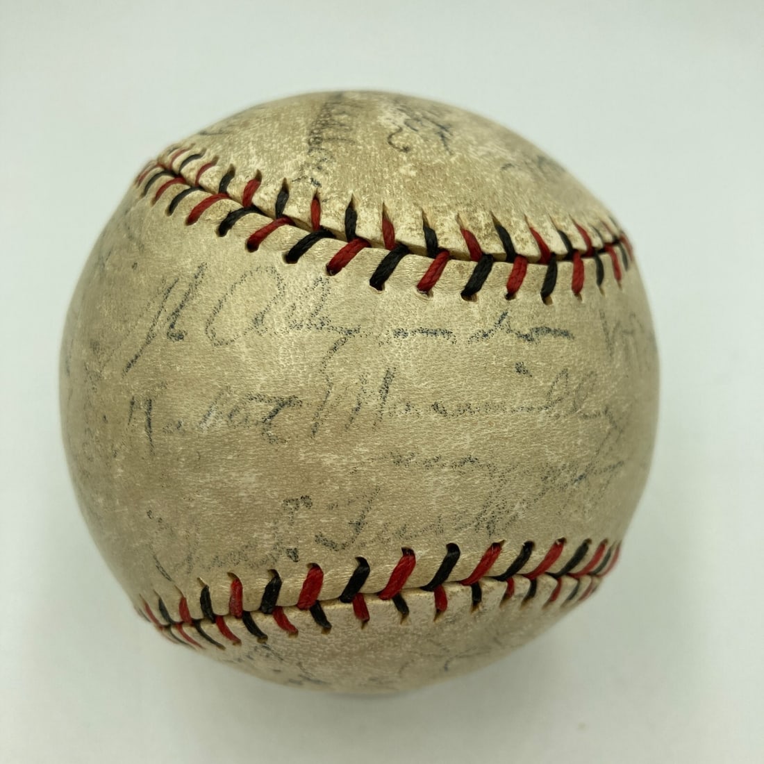 1928 St. Louis Cardinals Team Signed Baseball 26 Signatures JSA COA: 1928 St. Louis Cardinals Team Signed Baseball 26 Signatures JSA COA This is a remarkable 1928 St. Louis Cardinals Team Signed Official National League Baseball, boasting a total of 26 signatures from 