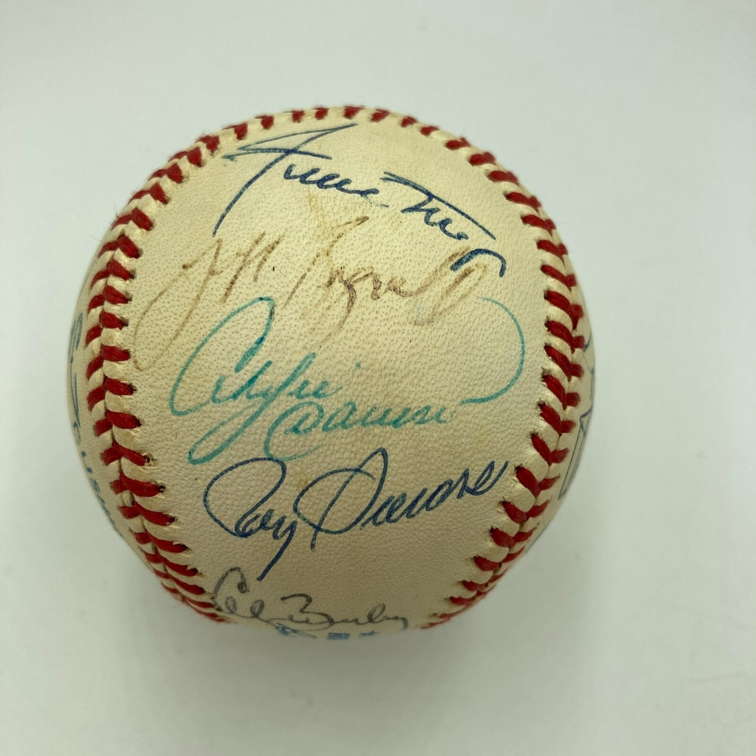 Signed Baseball with 15 Rookie of the Year Legends JSA Authenticated: Signed Baseball with 15 Rookie of the Year Legends JSA Authenticated This remarkable baseball features the signatures of 15 legendary players from the American League, including Hall of Famers Willie 