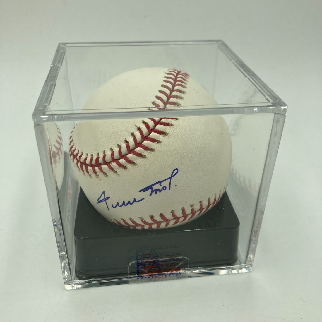 Willie Mays Signed Baseball PSA DNA Graded 10 Gem Mint New York Giants: Willie Mays Signed Baseball PSA DNA Graded 10 Gem Mint New York Giants This is a Major League Baseball signed by baseball legend Willie Mays, featuring a PSA DNA authentication with a grading of 10 GE