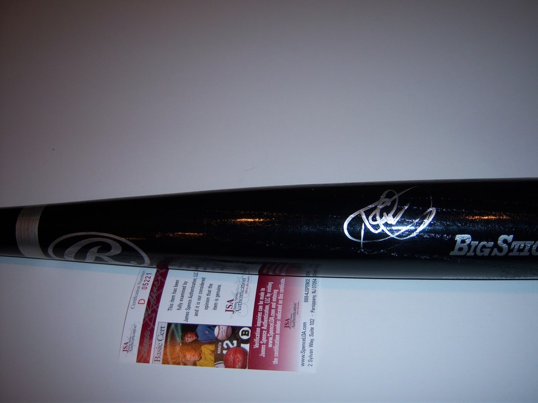 Signed Shawn Green MLB Bat with JSA COA: Signed Shawn Green MLB Bat with JSA COA This is a pre-owned Big Stick baseball bat signed by Shawn Green, featuring his tenure with the New York Mets and Toronto Blue Jays. The bat comes with JSA/COA 