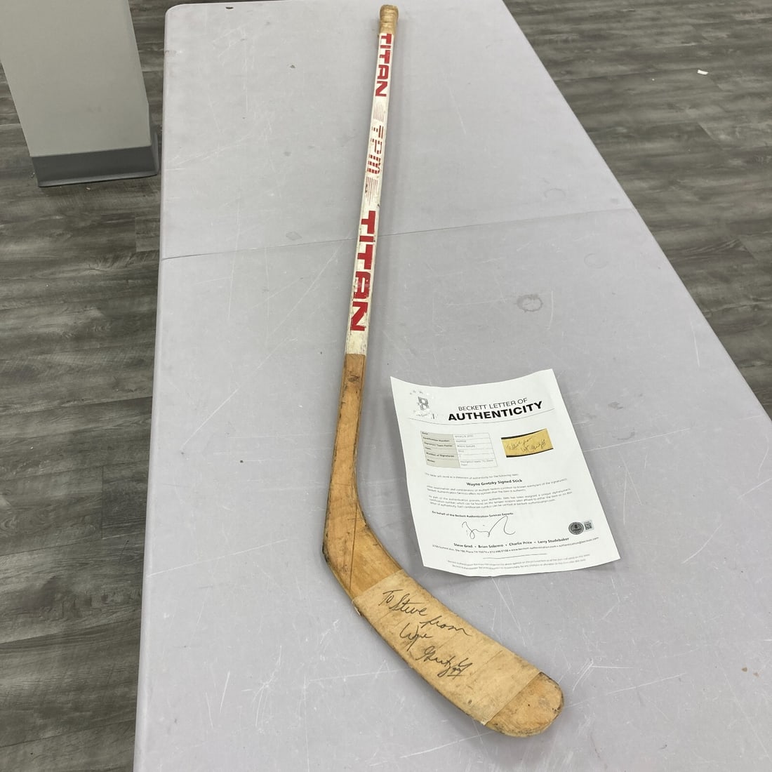 Wayne Gretzky 1981 Signed Game Used Titan Hockey Stick with Beckett COA: Wayne Gretzky 1981 Signed Game Used Titan Hockey Stick with Beckett COA This 1981 Titan hockey stick, used by legendary player Wayne Gretzky, is a must-have for any hockey fan or collector. Signed and