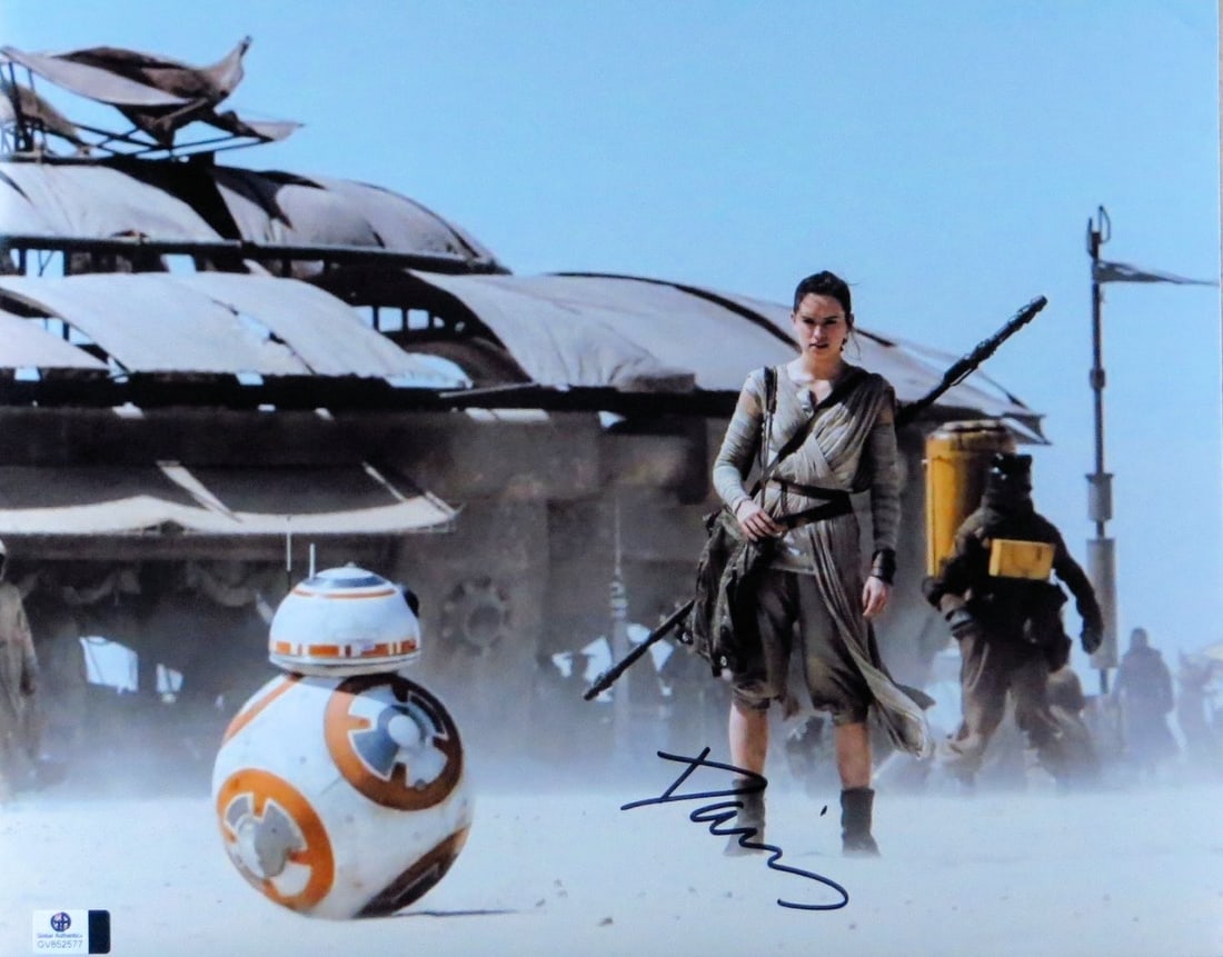Daisy Ridley Autographed 11x14 Photo Star Wars GAI Certified (1 of 2)