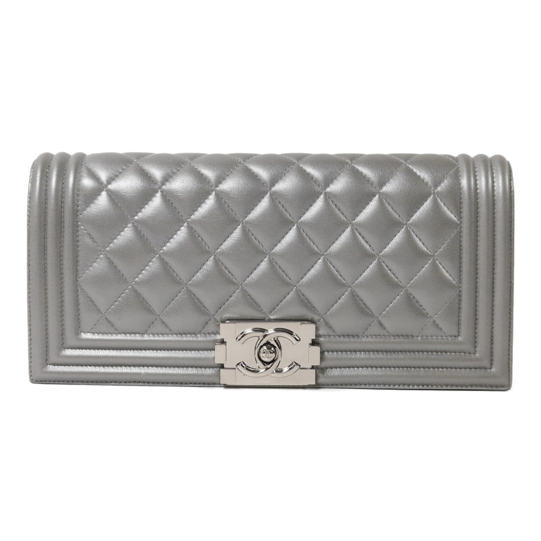 CHANEL Boy Clutch Lambskin Silver CC SHW: CHANEL Boy Clutch Lambskin Silver CC SHW This CHANEL Boy Clutch Bag is crafted from luxurious lambskin leather in a striking silver color. Featuring a sleek and compact design, it is tailored for wome