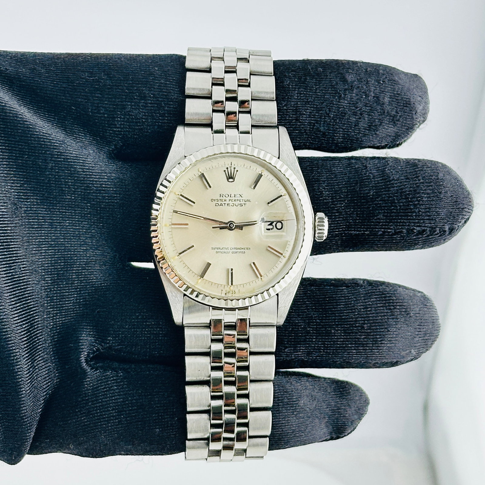 Rolex Datejust Ref. 1601/4 Mens Watch Silver Stick Dial Fluted Bezel: Rolex Datejust Ref. 1601/4 Mens Watch Silver Stick Dial Fluted Bezel This is a men's Rolex Datejust watch, reference number 1601/4. It features a silver stick dial with visible spots and a fluted beze