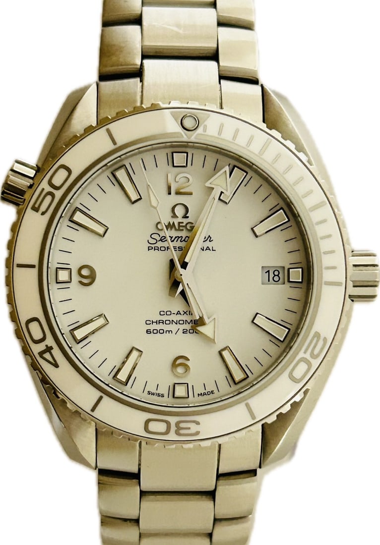 OMEGA Planet Ocean 600M Men's Swiss Wristwatch: OMEGA Planet Ocean 600M Men's Swiss Wristwatch This is a pre-owned OMEGA Seamaster Planet Ocean 600M wristwatch designed for men. Originating from Switzerland, this timepiece is known for its robust c
