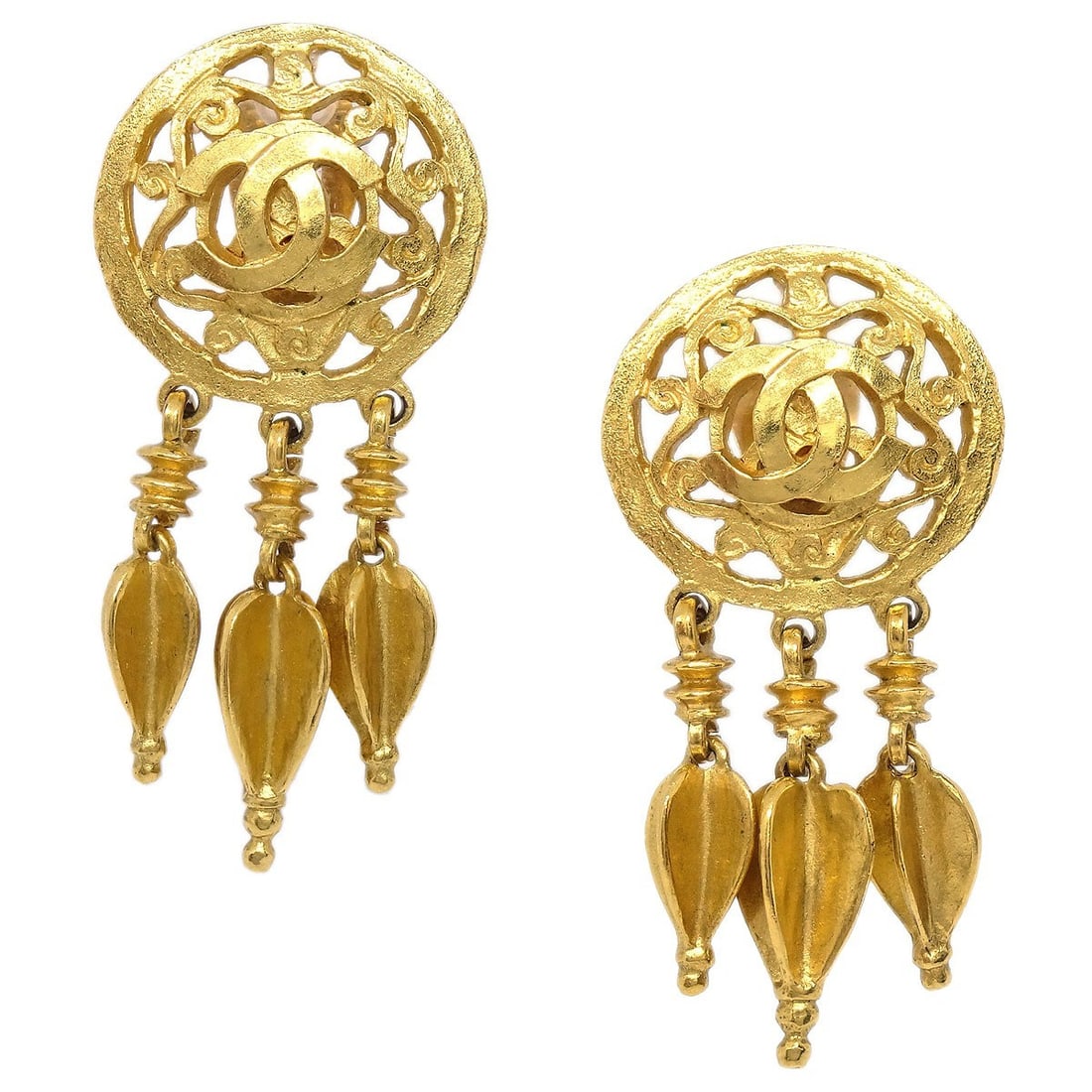 Vintage Chanel 95A Gold Plated Clip On Drop Earrings: Vintage Chanel 95A Gold Plated Clip On Drop Earrings Vintage Chanel dangle clip-on earrings in gold-plated metal. Made in France, this pair features a drop design and is presented in very good conditi