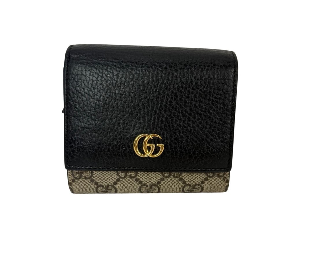 Gucci GG Supreme Snap Wallet Black Leather Canvas: Gucci GG Supreme Snap Wallet Black Leather Canvas This Gucci GG Supreme compact wallet features a stylish black leather exterior with the signature GG Supreme pattern and canvas fabric. Designed for w