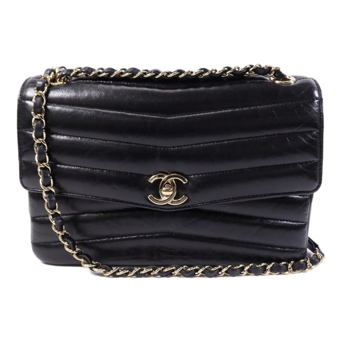 CHANEL Chevron Flap Shoulder Bag Lambskin Black GHW: CHANEL Chevron Flap Shoulder Bag Lambskin Black GHW This CHANEL Seasonal Chevron Flap Chain Shoulder Bag combines elegance and functionality, crafted from luxurious lambskin leather in a classic black