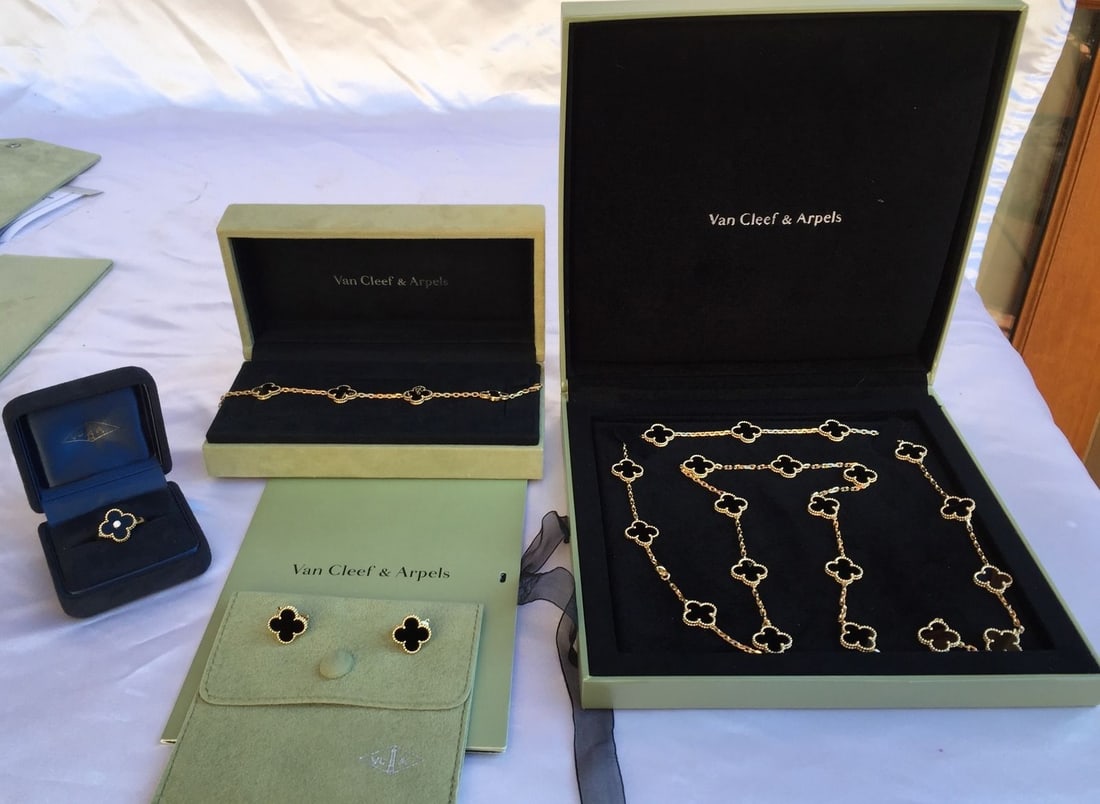 Van Cleef & Arpels 18K Gold Onyx Jewelry Set Necklace Bracelet Ring Earrings: Van Cleef & Arpels 18K Gold Onyx Jewelry Set Necklace Bracelet Ring Earrings Discover the elegance of this magnificent Van Cleef & Arpels Jewelry Set, featuring four exquisite pieces crafted from 18K 
