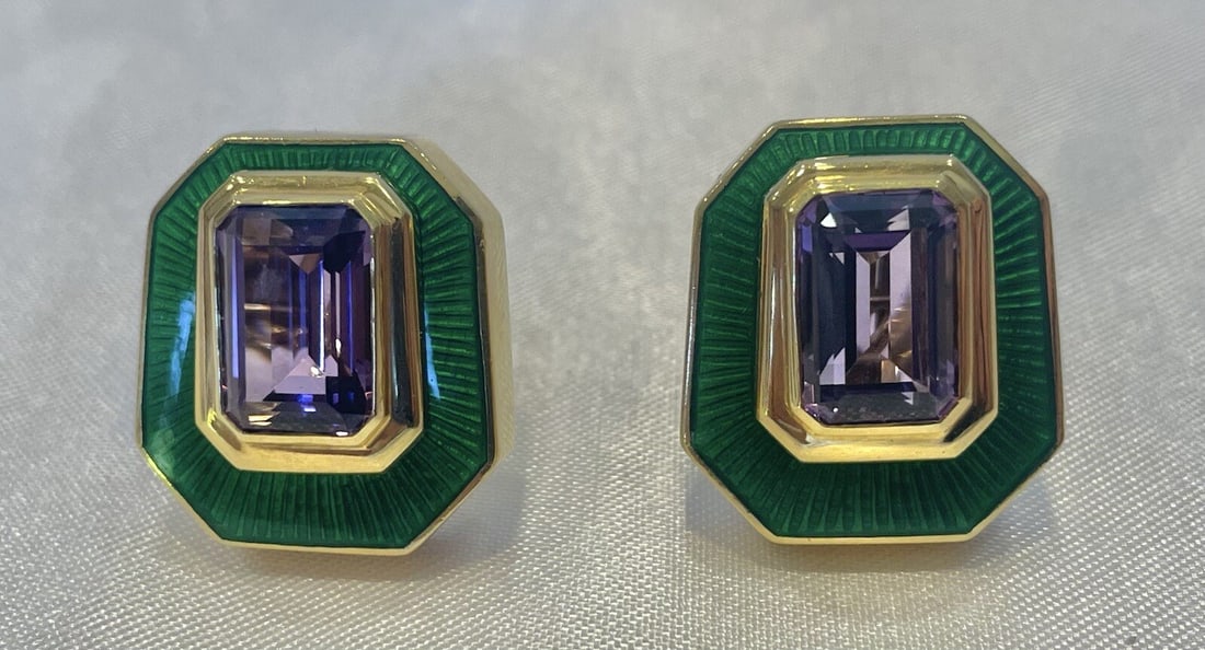 Elegant DE VROOMEN 18K Enameled Gold Amethyst Cuff Earrings: Elegant DE VROOMEN 18K Enameled Gold Amethyst Cuff Earrings Discover the exquisite craftsmanship of these ENGLISH DE VROOMEN earrings, elegantly crafted from 18K enameled gold and featuring a captivat