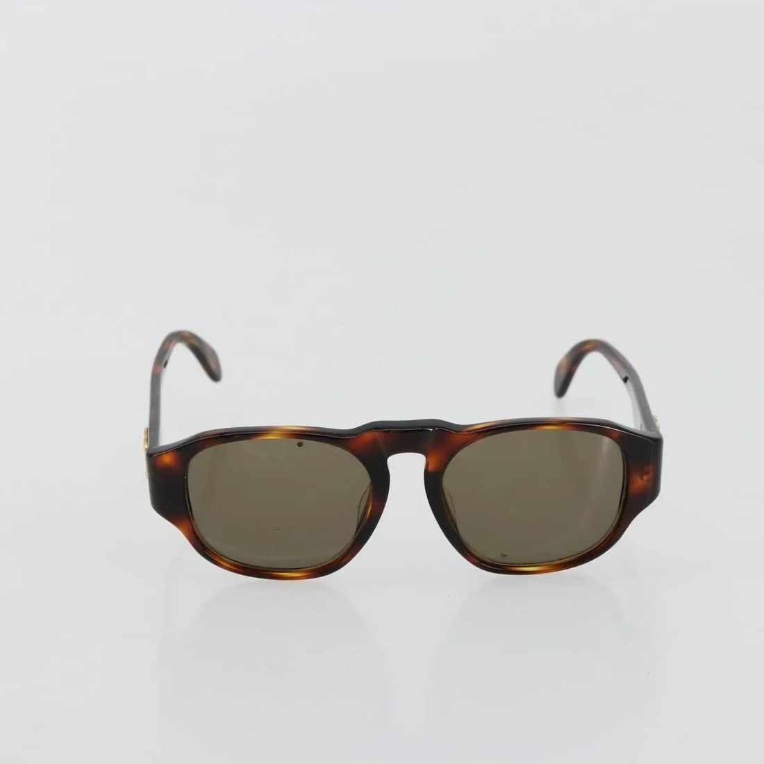 Chanel Logo CC Brown Plastic Sunglasses Unisex Italy: Chanel Logo CC Brown Plastic Sunglasses Unisex Italy These Chanel Logo CC sunglasses feature a classic unisex design with brown plastic frames. Made in Italy, they are in good condition with minor rub