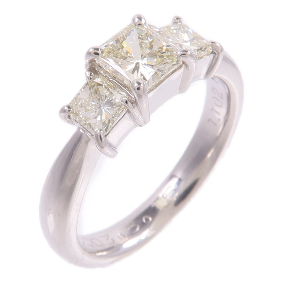 Pt900 Platinum Diamond Ring US 5.25: Pt900 Platinum Diamond Ring US 5.25 This elegant women's ring features a clear diamond set in PT900 platinum, offering a sophisticated and timeless look. Designed in a classic style, the ring is craft