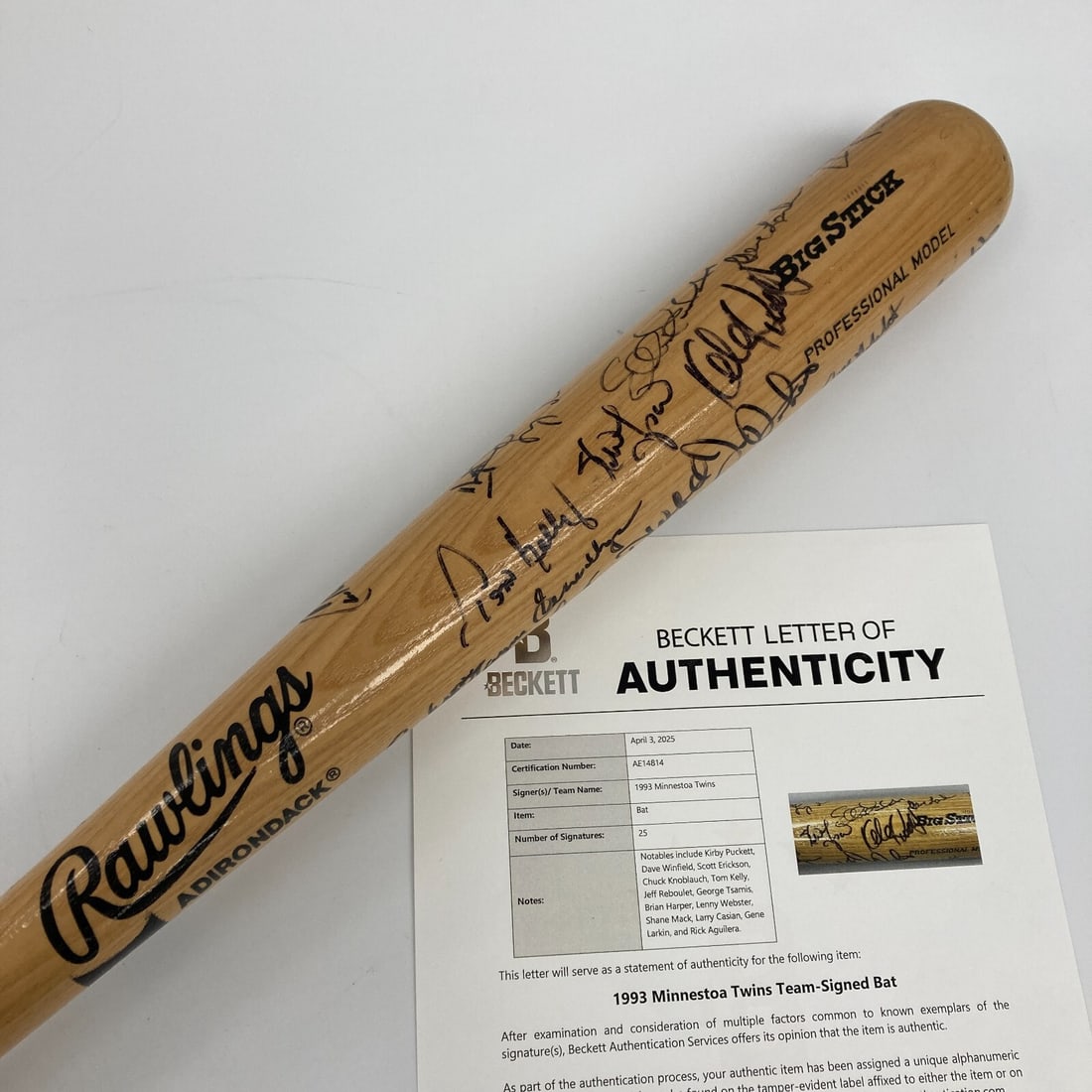 1993 Minnesota Twins Team Signed Rawlings Bat with Beckett COA: 1993 Minnesota Twins Team Signed Rawlings Bat with Beckett COA This is a 1993 Minnesota Twins team-signed blonde Rawlings bat featuring the signatures of 25 players, including baseball legend Kirby Pu