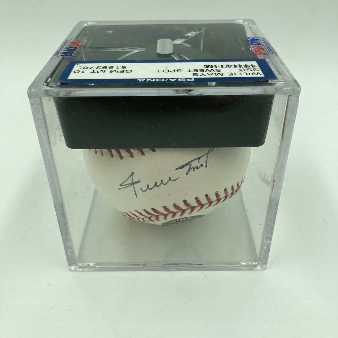 Willie Mays Signed MLB Baseball PSA/DNA Gem Mint 10 Rare New York Giants: Willie Mays Signed MLB Baseball PSA/DNA Gem Mint 10 Rare New York Giants This is a rare signed Major League Baseball featuring the legendary Willie Mays. Graded Gem Mint 10 by PSA/DNA, this ball inclu