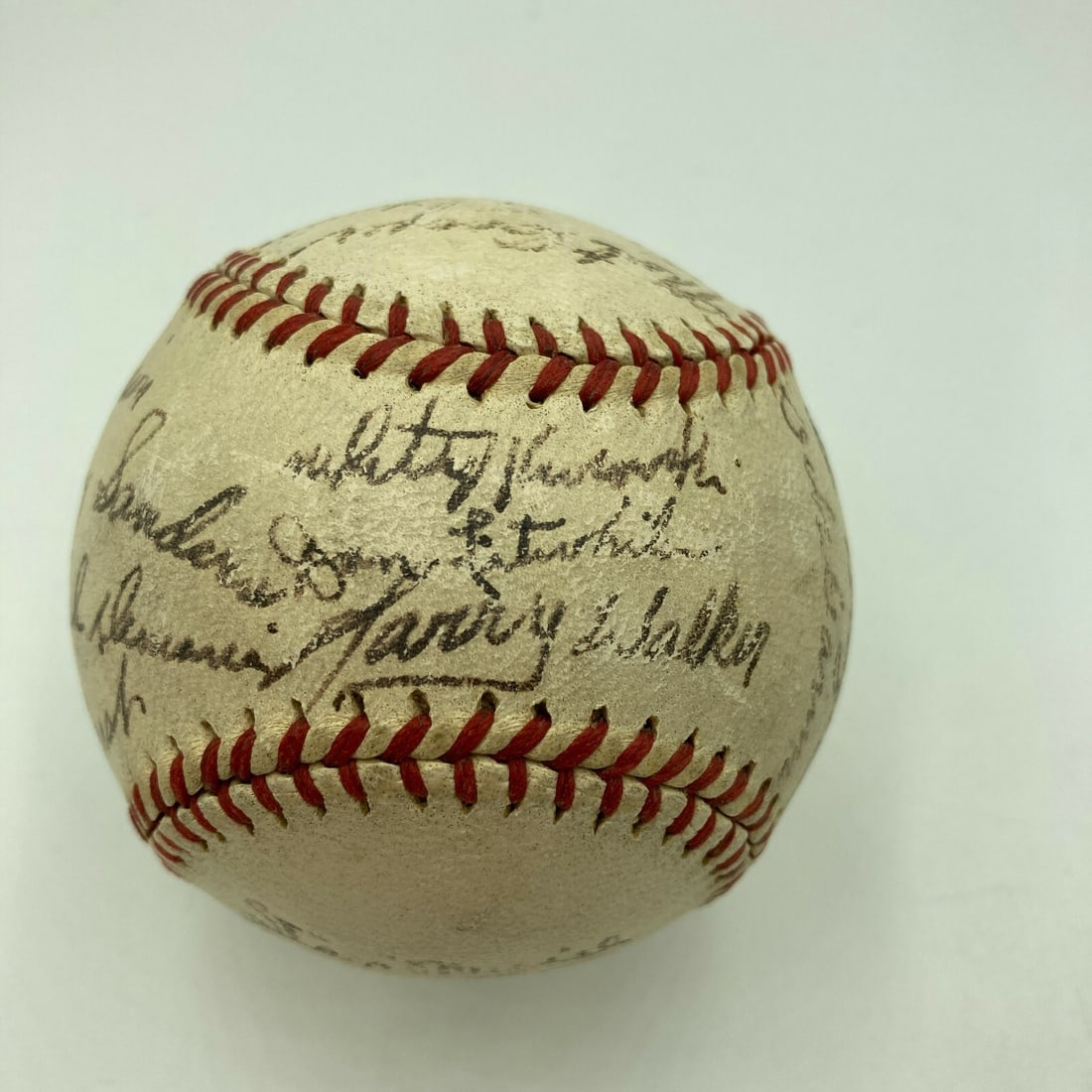 1943 St. Louis Cardinals Team Signed Baseball 22 Autographs JSA COA: 1943 St. Louis Cardinals Team Signed Baseball 22 Autographs JSA COA This is an original 1943 St. Louis Cardinals team-signed National League baseball, featuring a total of 22 autographs. The signature