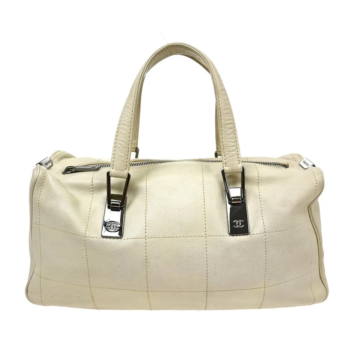 Chanel Square Stitch CC Boston White Leather Handbag: Chanel Square Stitch CC Boston White Leather Handbag Chanel Square Stitch CC Boston bag in white leather with a quilted design. Made in Italy, this piece is presented in good condition with visible we