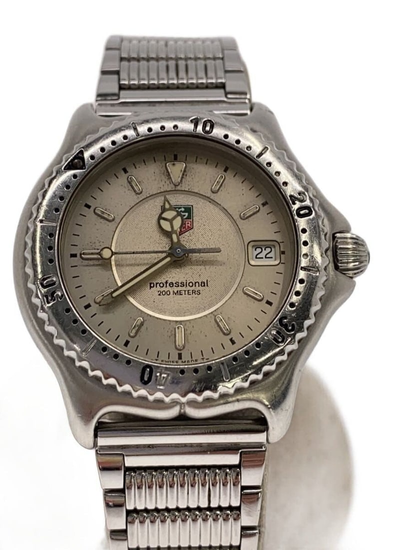 TAG Heuer WI1210 Swiss Quartz Men's Wristwatch: TAG Heuer WI1210 Swiss Quartz Men's Wristwatch This TAG Heuer Professional Quartz WI1210 men's wristwatch features a Swiss-made quartz movement and a non-original strap. The watch shows slight signs o