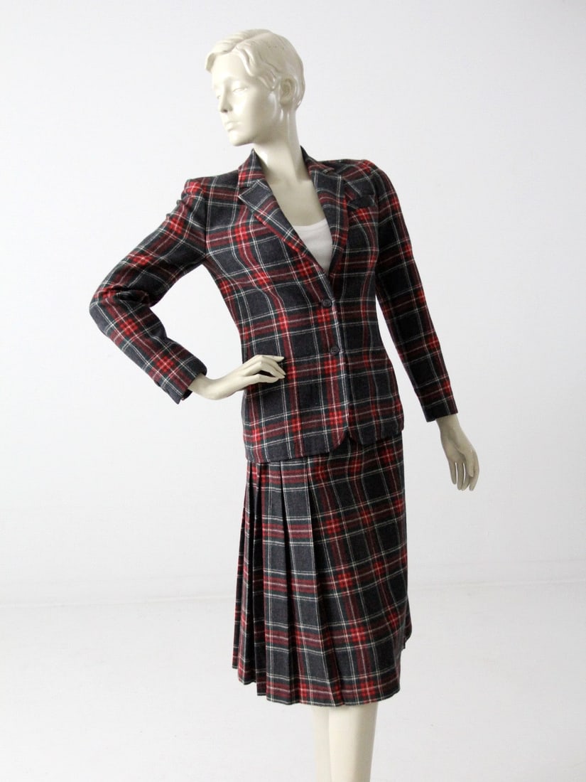 1970s Young Pendleton Vintage Wool Plaid Blazer and Skirt Set: 1970s Young Pendleton Vintage Wool Plaid Blazer and Skirt Set This stunning 1970s vintage Young Pendleton skirt and blazer set showcases a classic red and green tartan plaid design crafted from 100% v