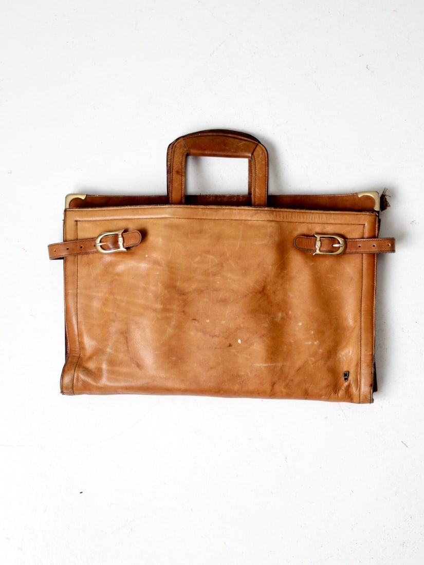 Vintage C&C Tan Leather Attache Case with Gold Tone Hardware: Vintage C&C Tan Leather Attache Case with Gold Tone Hardware This vintage C&C leather attache case showcases a slender design in tan leather, ideal for transporting papers, documents, or a laptop. The