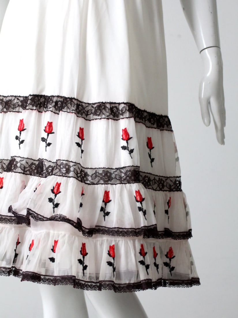 1950s Vintage Saramae Crinoline Lingerie Slip with Red Roses: 1950s Vintage Saramae Crinoline Lingerie Slip with Red Roses Discover this exquisite vintage 1950s Saramae lingerie slip, a perfect blend of elegance and nostalgia. The slip features a delightful crin