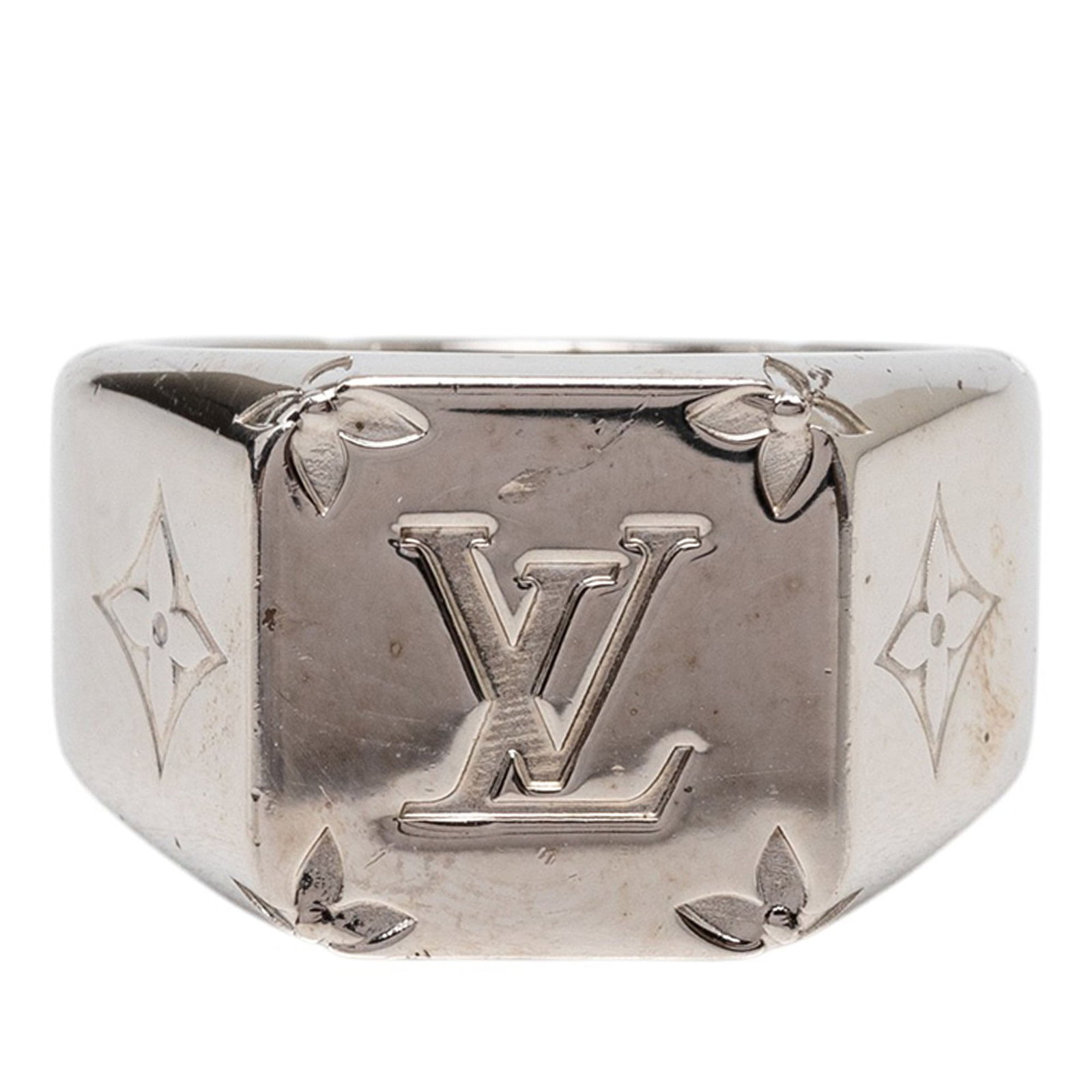Louis Vuitton Brass Monogram Signet Ring Silver Tone Metal: Louis Vuitton Brass Monogram Signet Ring Silver Tone Metal Louis Vuitton Brass Monogram Signet Ring M with a silver tone metal body and engraved monogram pattern. Made in Italy. Includes dust bag. Con