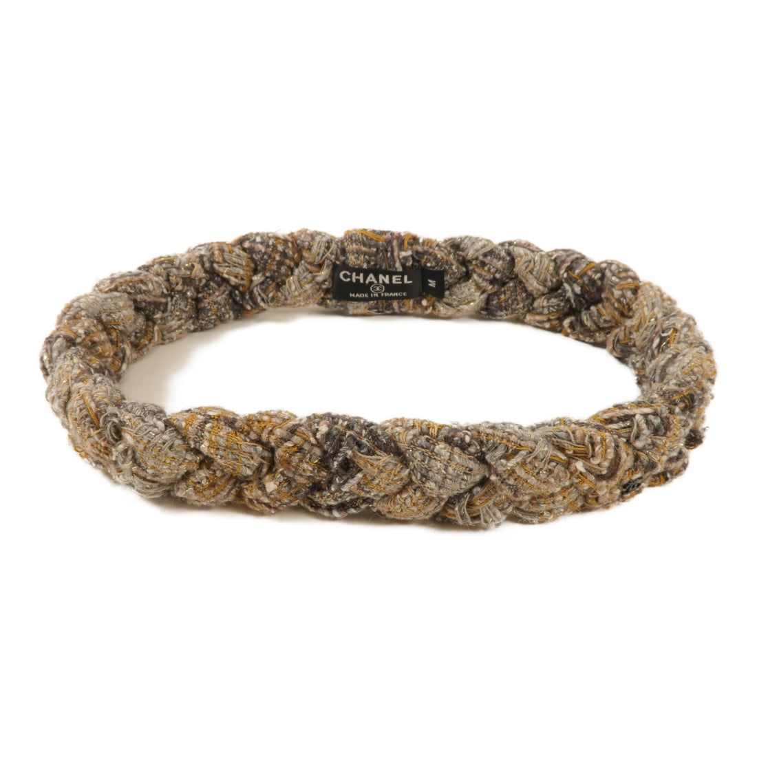 CHANEL CC Tweed Hair Accessory in Gray: CHANEL CC Tweed Hair Accessory in Gray Elevate your hairstyle with this elegant CHANEL hair accessory crafted in a sophisticated tweed grey. This stylish piece is a versatile addition to your accessor