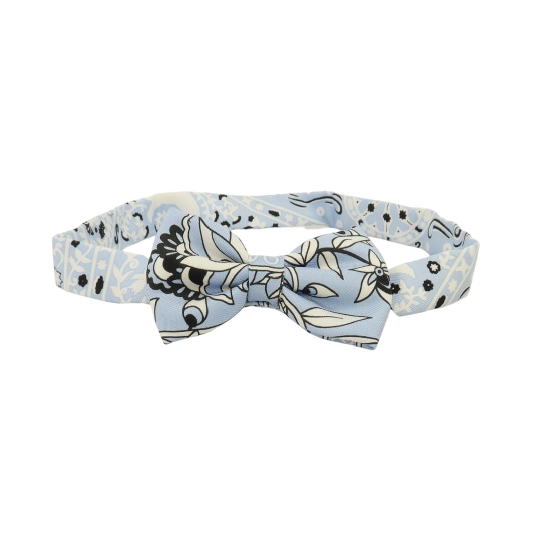 Hermes silk bow tie Bleuoxford Noir Blan mens: Hermes silk bow tie Bleuoxford Noir Blan mens This Hermes bowtie is crafted from high-quality silk in a blue color, offering a refined accessory for men's fashion. Made in France, it features a regula