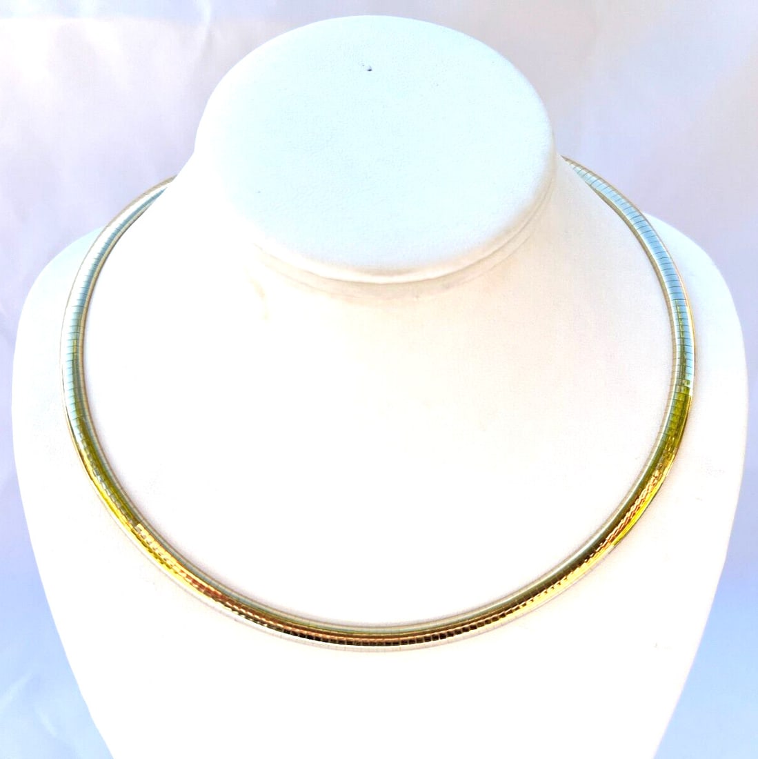 Exquisite Italian 14K Yellow Gold Collar Necklace 17 Inches: Exquisite Italian 14K Yellow Gold Collar Necklace 17 Inches This exquisite Italian necklace is crafted from 14K yellow gold, showcasing a stunning collar style. Measuring 17 inches in length and 0.25 