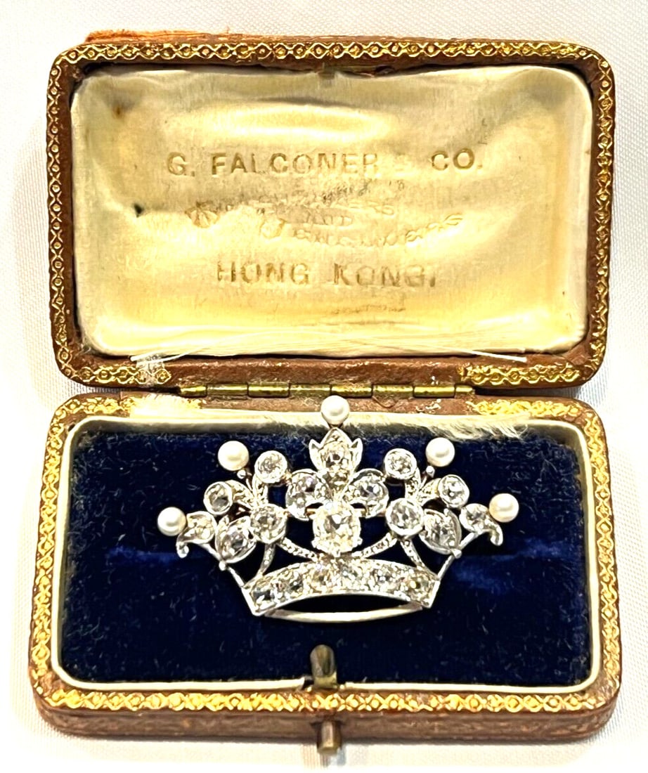 Victorian Platinum Diamond Pearl Crown Brooch with 18K Gold Backing and Box: Victorian Platinum Diamond Pearl Crown Brooch with 18K Gold Backing and Box Discover a stunning European Victorian crown brooch crafted from platinum and adorned with exquisite diamonds and cultured p