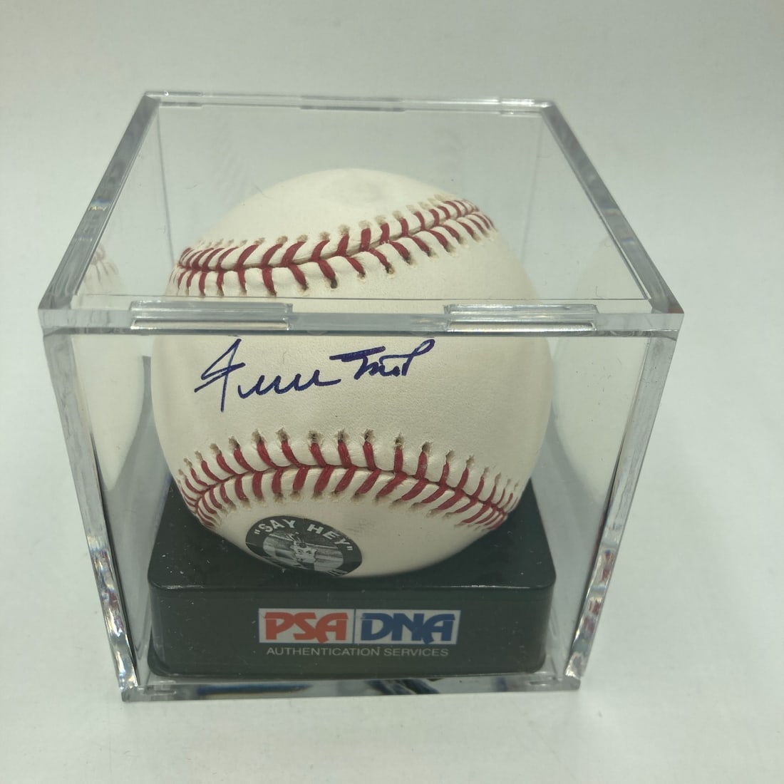Willie Mays Signed Major League Baseball PSA DNA Gem Mint 10: Willie Mays Signed Major League Baseball PSA DNA Gem Mint 10 This is a rare signed Major League Baseball featuring the legendary Willie Mays, graded Gem Mint 10 by PSA. This item is part of the collec